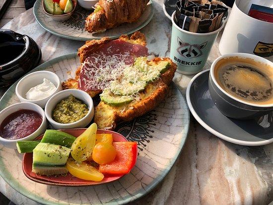 Brekkie Croissant & Cookie